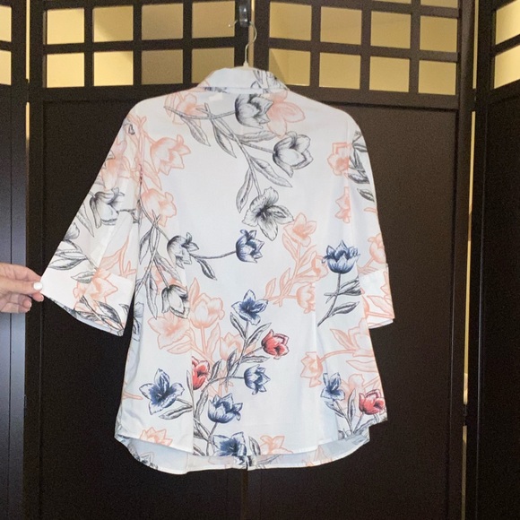 Le Chateau Floral Blouse - Picture 2 of 5